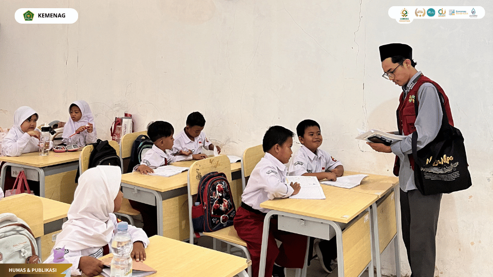 Mahasiswa KKN 45 mendampingi siswa SDN 1 Mayung dalam asesmen kemampuan membaca