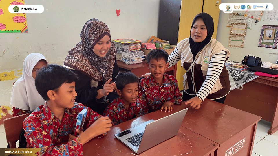 Mahasiswa KKN 46 UIN Siber Cirebon mendampingi siswa SDN 2 Sambeng belajar menggunakan laptop