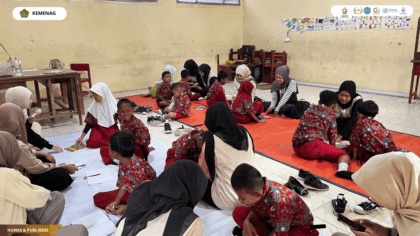 Mahasiswa KKN 50 UIN SSC mendampingi siswa SDN 03 Panguragan Wetan belajar membaca dan berhitung
