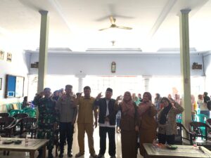 Mahasiswa KKN 57 UIN Siber Cirebon bersama peserta Seminar Parenting di Desa Bayalangu Kidul