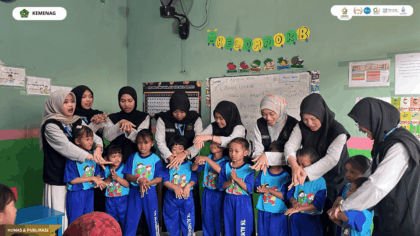 Mahasiswa KKN 59 UIN Siber Cirebon mengenalkan alfabet melalui Smart Alphabet Wheel di TK Al-Hidayah