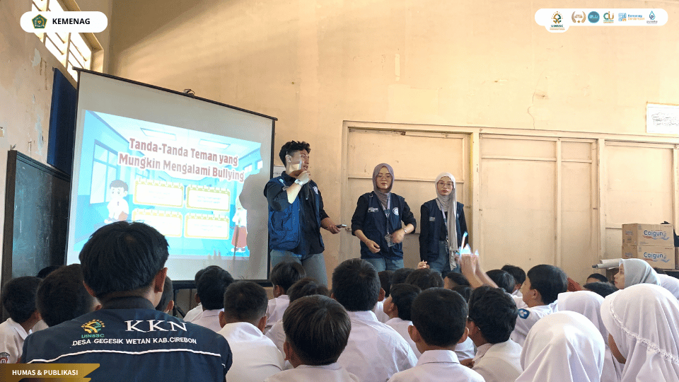 Mahasiswa KKN 60 UIN Siber Cirebon memberikan edukasi anti-bullying kepada siswa SDN 1 Gegesik Wetan.