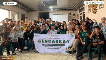 Mahasiswa KKN 82 UIN Siber Cirebon bersama peserta Seminar Literasi Keuangan di Desa Kalimekar