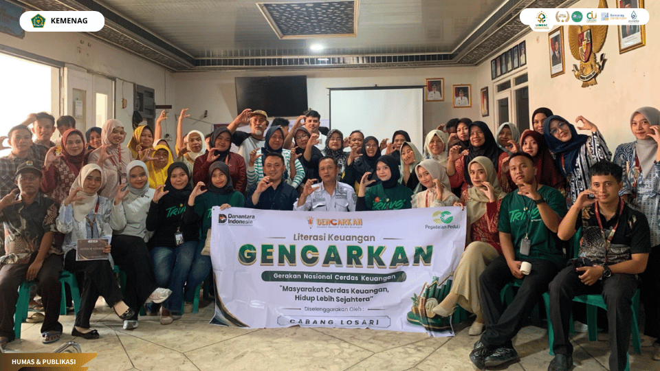 Mahasiswa KKN 82 UIN Siber Cirebon bersama peserta Seminar Literasi Keuangan di Desa Kalimekar