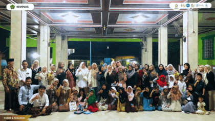 Mahasiswa KKN 83 mendampingi anak-anak dalam kegiatan bimbingan belajar di TPQ Al-Usmany