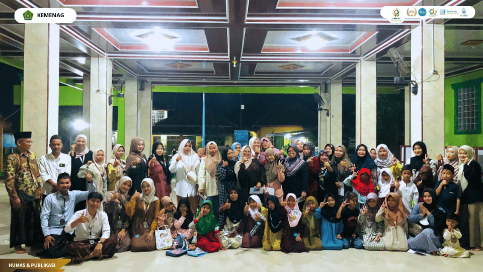 Mahasiswa KKN 83 mendampingi anak-anak dalam kegiatan bimbingan belajar di TPQ Al-Usmany