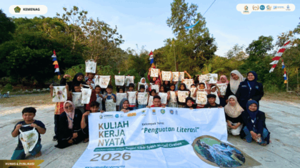 Mahasiswa KKN 89 UIN Siber Syekh Nurjati Cirebon mendampingi anak-anak membuat ecoprint di Blok Pagar Gunung Desa Cipanas