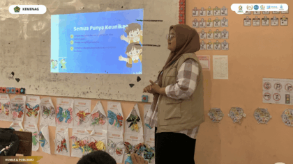 Mahasiswa KKN 90 UIN SSC memberikan edukasi literasi digital dan anti-bullying kepada siswa SDN Pesisir.