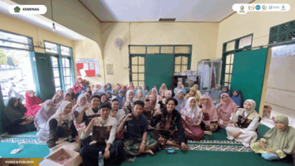 Mahasiswa KKN 98 bersama ibu-ibu Majlis Ta’lim Nurhasanah setelah kegiatan edukasi