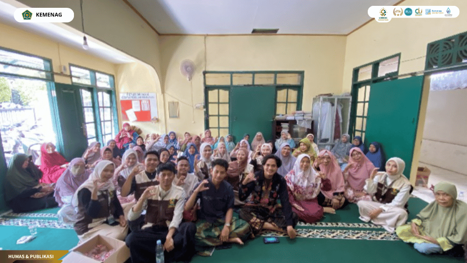 Mahasiswa KKN 98 bersama ibu-ibu Majlis Ta’lim Nurhasanah setelah kegiatan edukasi