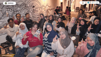 Mahasiswa KKN Kelompok 02 UIN Siber Cirebon bersama Komunitas Khataman Buku mengikuti program Ngopi Baca di Desa Barisan.