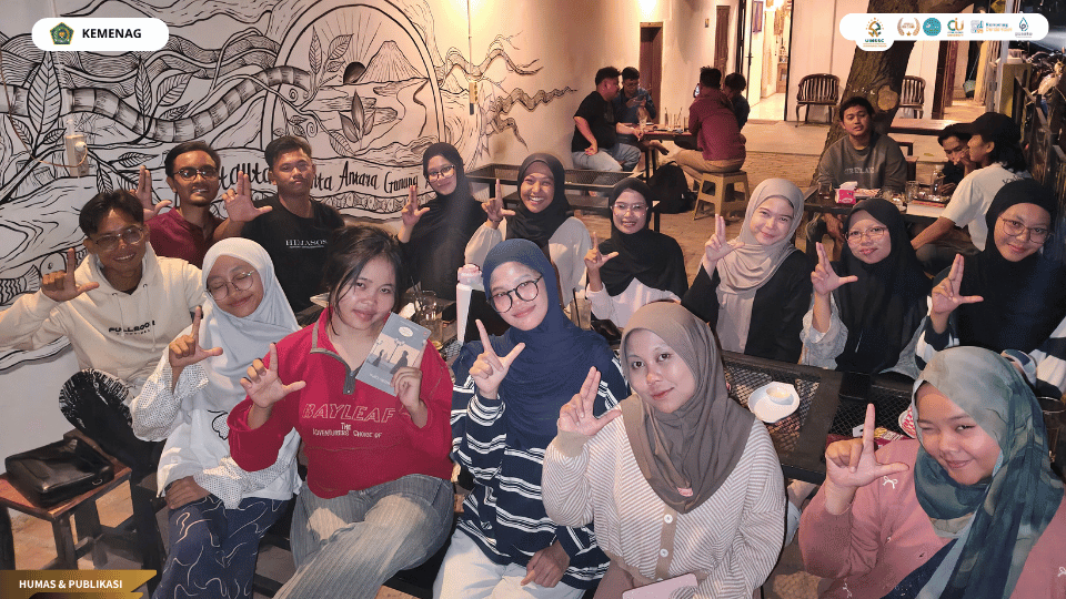 Mahasiswa KKN Kelompok 02 UIN Siber Cirebon bersama Komunitas Khataman Buku mengikuti program Ngopi Baca di Desa Barisan.