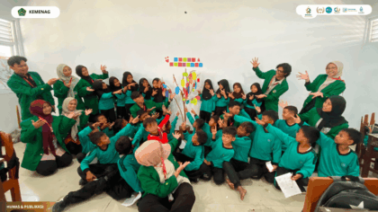 Mahasiswa KKN Kelompok 09 UIN Siber Syekh Nurjati Cirebon memberikan edukasi literasi kepada siswa SDN Ambulu.
