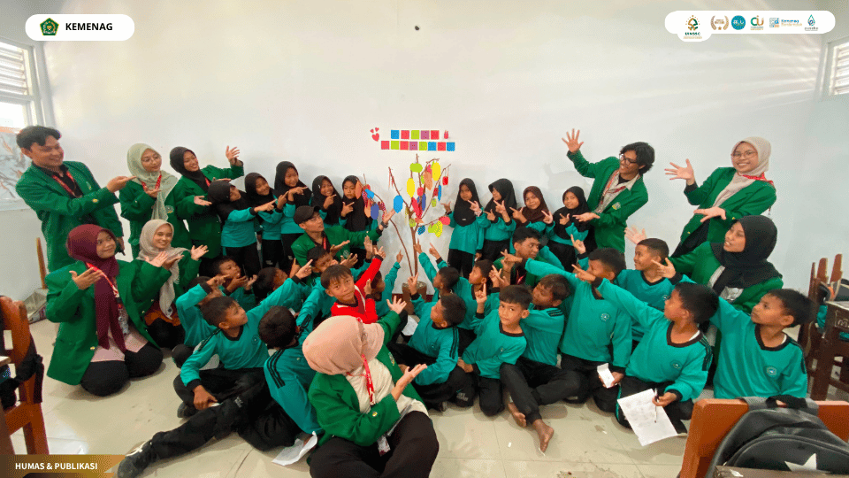 Mahasiswa KKN Kelompok 09 UIN Siber Syekh Nurjati Cirebon memberikan edukasi literasi kepada siswa SDN Ambulu.