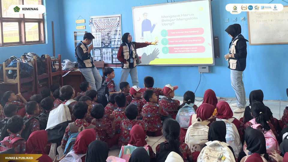 Mahasiswa KKN Kelompok 104 UIN Siber Syekh Nurjati Cirebon memberikan edukasi literasi keuangan kepada siswa SDN 1 Kalimaro.