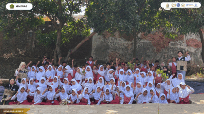 Mahasiswa KKN Kelompok 105 UIN Siber Cirebon mendampingi siswa membuat kerajinan tangan
