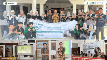 Mahasiswa KKN Kelompok 113 UIN Siber Syekh Nurjati Cirebon memberikan pendampingan NIB dan Sertifikasi Halal kepada pelaku UMKM di Balai Desa Kendayakan.