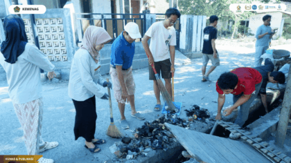 Mahasiswa KKN Kelompok 138 UIN Siber Cirebon bersama warga membersihkan selokan di Desa Pengarengan.