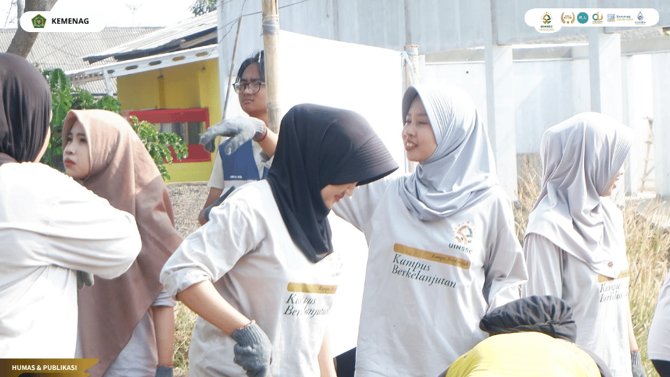Mahasiswa KKN Kelompok 138 UIN Siber Syekh Nurjati Cirebon bersama DLH dan Babinsa membersihkan sampah liar di Desa Pengarengan.