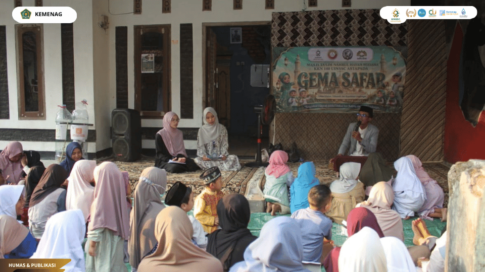 Mahasiswa KKN Kelompok 140 UIN Siber Syekh Nurjati Cirebon memberikan edukasi anti bullying di Majlis Ta'lim Nahrul Hayyan Desa Astapada.