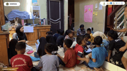 Mahasiswa KKN Kelompok 18 UIN Siber Cirebon memberikan bimbingan belajar kepada anak-anak Desa Sidamulya