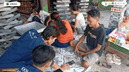 Mahasiswa KKN Kelompok 18 UIN Siber Cirebon mendampingi UMKM Desa Sidamulya go digital