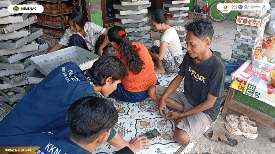 Mahasiswa KKN Kelompok 18 UIN Siber Cirebon mendampingi UMKM Desa Sidamulya go digital