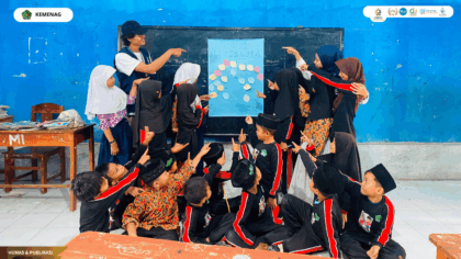 Mahasiswa KKN Kelompok 18 mendampingi siswa membaca dalam Program Pohon Literasi di MI Islamiyah Sidamulya