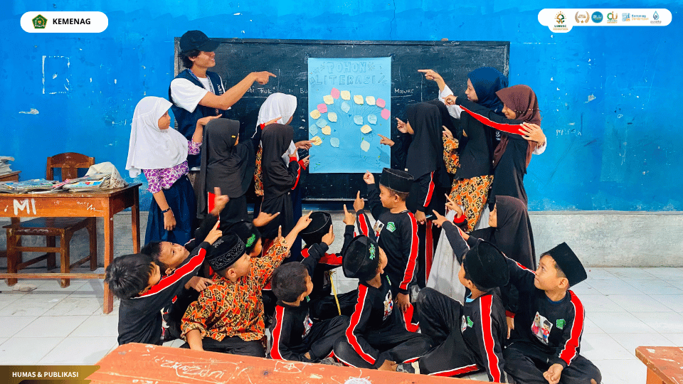 Mahasiswa KKN Kelompok 18 mendampingi siswa membaca dalam Program Pohon Literasi di MI Islamiyah Sidamulya