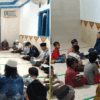 Mahasiswa KKN Kelompok 2 UIN Siber Syekh Nurjati Cirebon mendampingi anak-anak mengikuti Program Rumah Mengaji Bersama di mushola Desa Barisan, Kecamatan Losari, Kabupaten Cirebon.