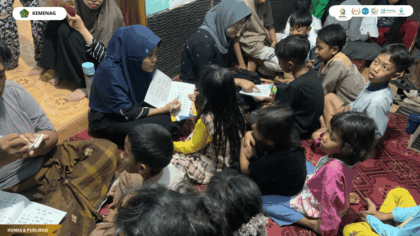 Mahasiswa KKN Kelompok 30 UIN Siber Syekh Nurjati Cirebon mendampingi anak-anak belajar membaca dan berhitung dalam kegiatan Posko Sahabat Literasi di Dusun Karangdawa, Desa Setupatok.