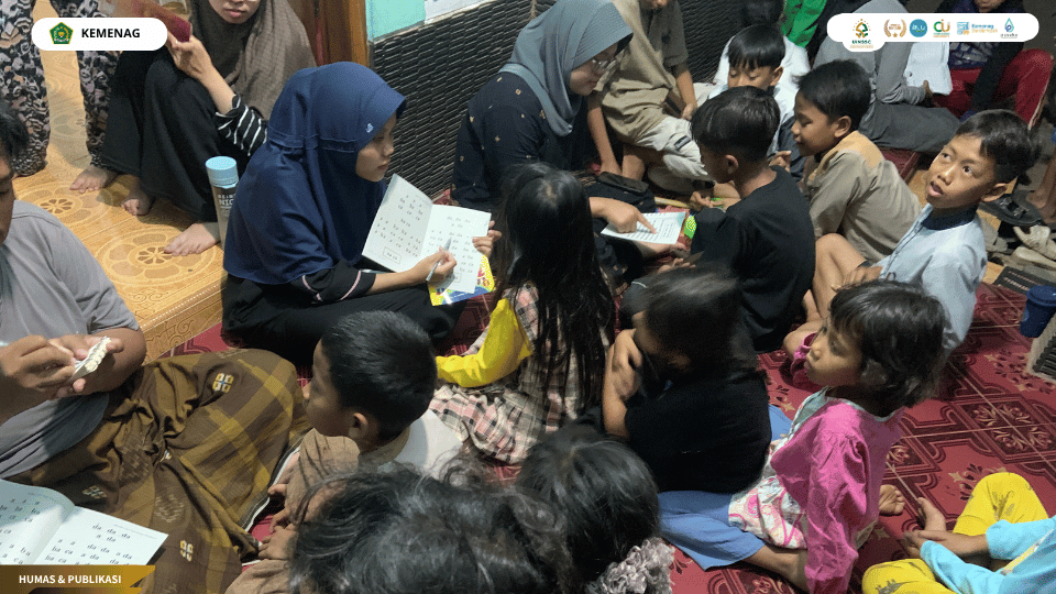Mahasiswa KKN Kelompok 30 UIN Siber Syekh Nurjati Cirebon mendampingi anak-anak belajar membaca dan berhitung dalam kegiatan Posko Sahabat Literasi di Dusun Karangdawa, Desa Setupatok.