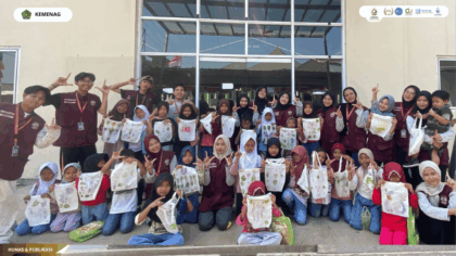 Mahasiswa KKN Kelompok 32 bersama anak-anak Desa Suci setelah kegiatan ecoprint