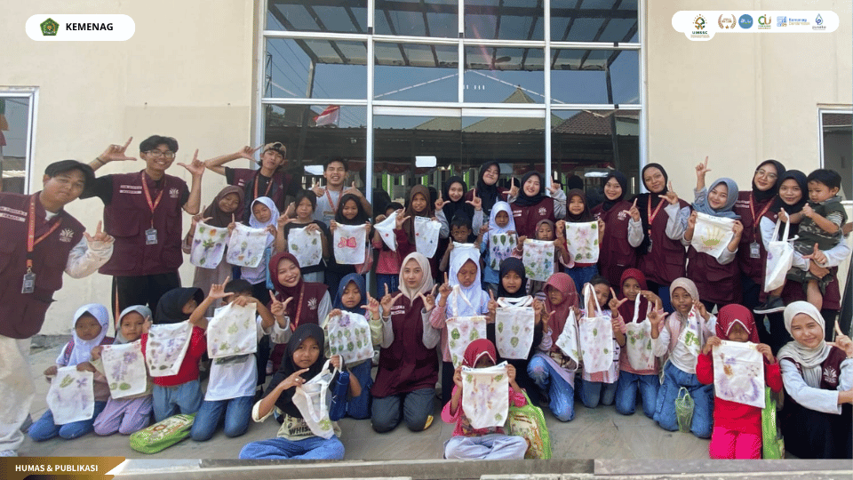 Mahasiswa KKN Kelompok 32 bersama anak-anak Desa Suci setelah kegiatan ecoprint