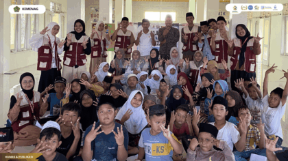 Mahasiswa KKN Kelompok 33 membimbing anak-anak dalam Program Klinik Mengaji di Desa Waruduwur.