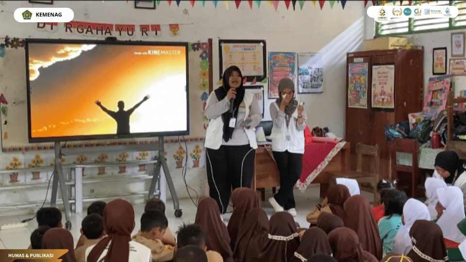Mahasiswa KKN Kelompok 34 UIN Siber Cirebon memberikan edukasi anti-bullying kepada siswa SDN 1 Adidharma.