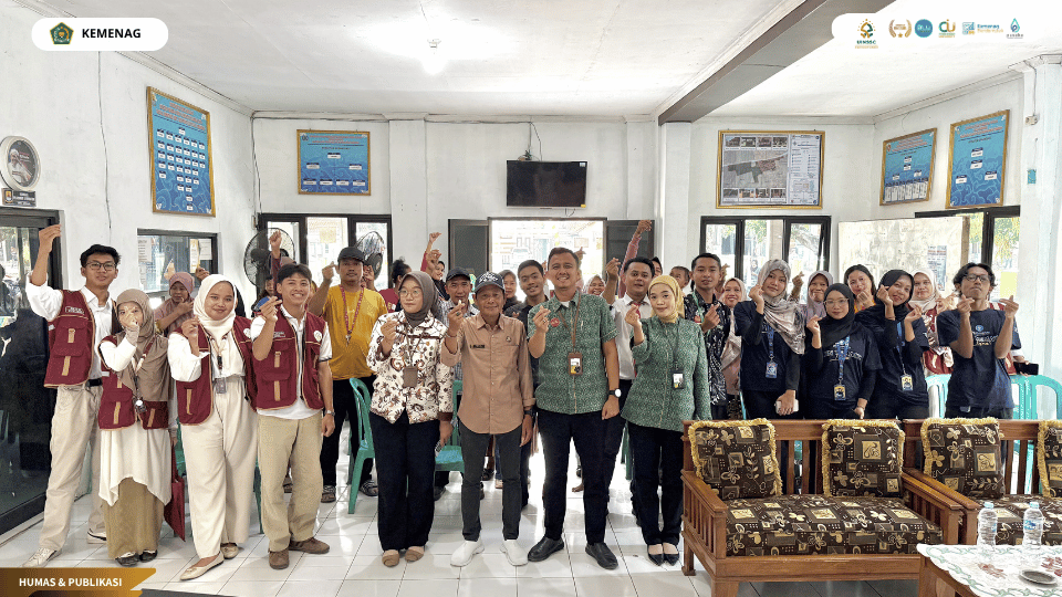 Mahasiswa KKN Kelompok 42 UIN Siber Syekh Nurjati Cirebon berkolaborasi dengan PT Pegadaian meningkatkan literasi keuangan masyarakat.