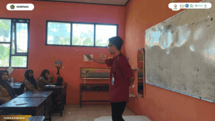 Mahasiswa KKN Kelompok 45 UIN Siber Syekh Nurjati Cirebon berdiskusi dengan Kepala SDN 1 Mayung.