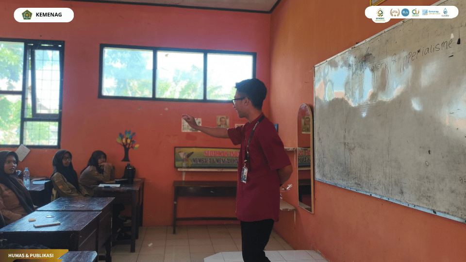 Mahasiswa KKN Kelompok 45 UIN Siber Syekh Nurjati Cirebon berdiskusi dengan Kepala SDN 1 Mayung.