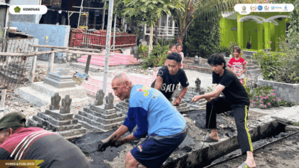 Mahasiswa KKN Kelompok 45 UIN Siber Syekh Nurjati Cirebon bersama warga Desa Mayung melaksanakan gotong royong membersihkan lingkungan dan saluran air.