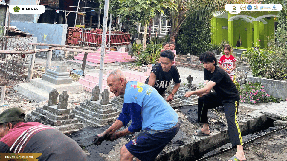 Mahasiswa KKN Kelompok 45 UIN Siber Syekh Nurjati Cirebon bersama warga Desa Mayung melaksanakan gotong royong membersihkan lingkungan dan saluran air.