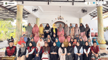 Mahasiswa KKN Kelompok 45 UIN Siber Syekh Nurjati Cirebon mengikuti istighosah bersama ibu-ibu lansia di Pendopo Nurul Yaqin Desa Mayung.