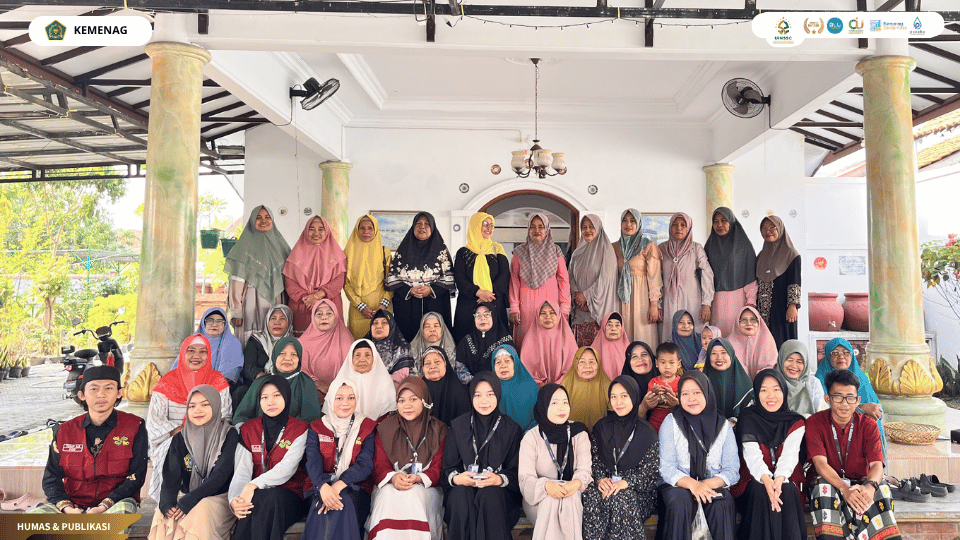 Mahasiswa KKN Kelompok 45 UIN Siber Syekh Nurjati Cirebon mengikuti istighosah bersama ibu-ibu lansia di Pendopo Nurul Yaqin Desa Mayung.