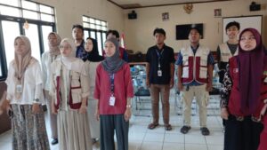 Mahasiswa KKN Kelompok 45 UIN Siber Syekh Nurjati Cirebon mengikuti latihan paduan suara Kecamatan Gunung Jati.