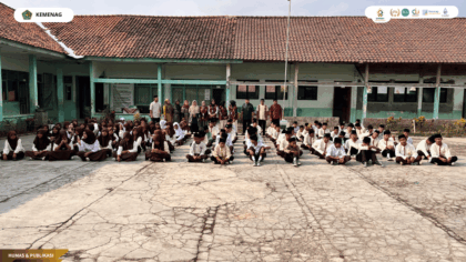Mahasiswa KKN Kelompok 45 UIN Siber Syekh Nurjati Cirebon mengikuti pengajian bersama keluarga besar MTs Al-Ikhlas Mayung.