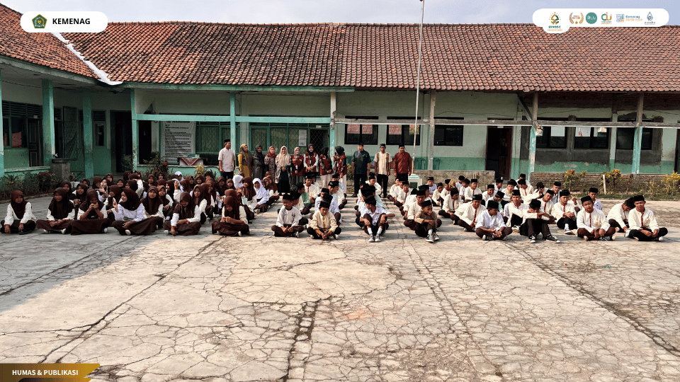 Mahasiswa KKN Kelompok 45 UIN Siber Syekh Nurjati Cirebon mengikuti pengajian bersama keluarga besar MTs Al-Ikhlas Mayung.
