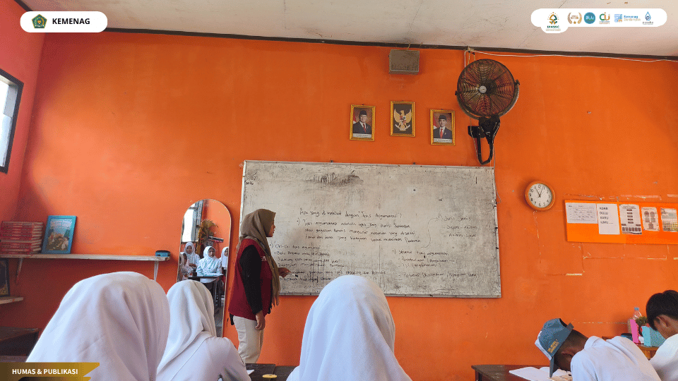 Mahasiswa KKN Kelompok 45 menyelesaikan pengabdian pendidikan di SMKN 1 Gunung Jati.