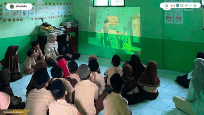 Mahasiswa KKN Kelompok 53 UIN Siber Syekh Nurjati Cirebon mendampingi siswa MI Al-Ul'Wiyyah