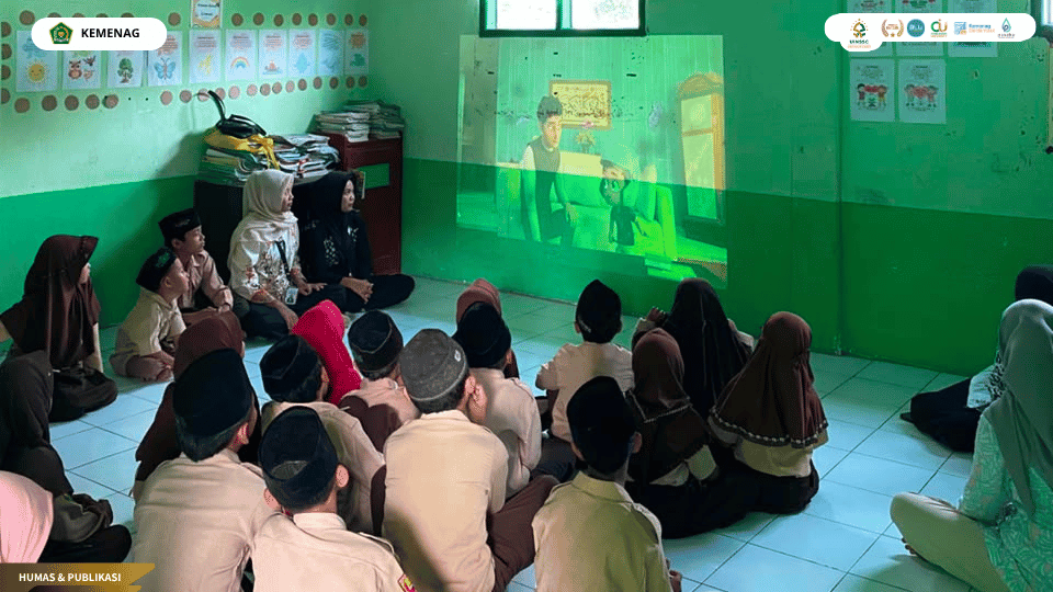 Mahasiswa KKN Kelompok 53 UIN Siber Syekh Nurjati Cirebon mendampingi siswa MI Al-Ul'Wiyyah