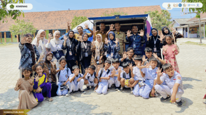 Mahasiswa KKN Kelompok 55 UIN Siber Cirebon mendampingi siswa SDN 1 Karanganyar dalam kegiatan Perpustakaan Keliling.
